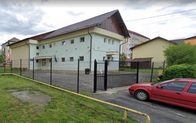 Trei sancțiuni pentru educatoarea din Cisnădie, cercetată pentru că ar fi închis un copil în debara. DGASPC: „Nu s-a confirmat abuzul emoțional”. Decizia poate fi contestată în 15 zile