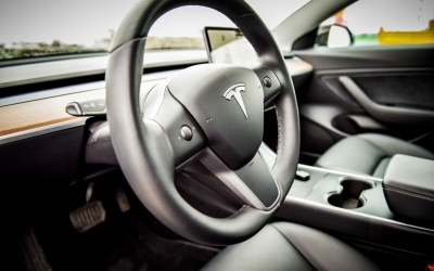 Tesla înregistrează o scădere a acțiunilor după rechemarea în SUA a 376.000 de vehicule