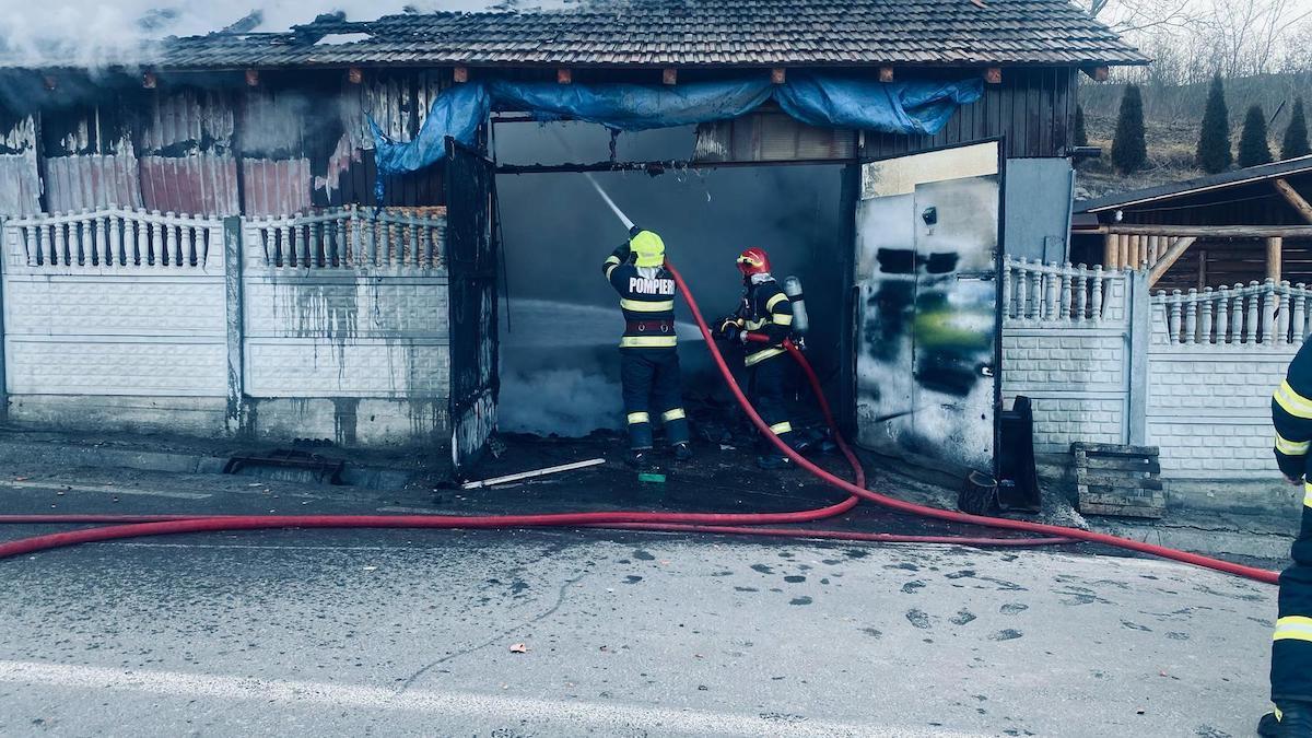 17 incendii, stinse de pompieri în weekend. ISU Sibiu: Verificaţi cu grijă sobele, canalele şi coşurile de evacuare a fumului