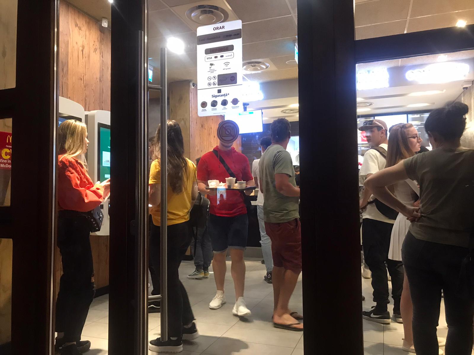 McDonald's oprește temporar utilizarea aparatelor de gheață din restaurantele sale din România, după controlul ANPC