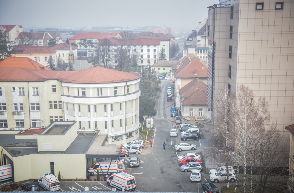 O familie din Sibiu, anunțată din greșeală despre moartea unei rude internate la Județean. Pacienta era în viață. Spital: „Vom lua măsuri pentru a preveni astfel de incidente”