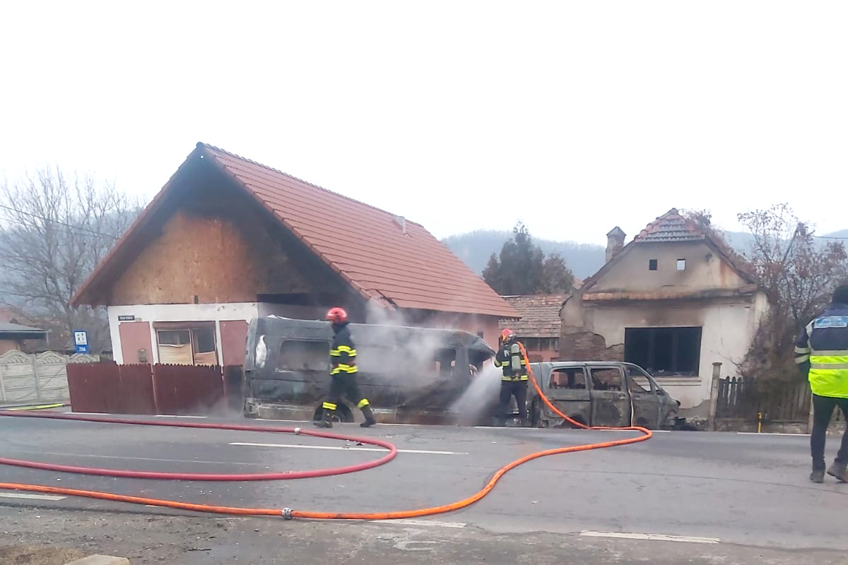 FOTO O femeie aflată pe trotuar a murit carbonizată, în accidentul de azi dimineață, de la Copșa Mică dintre cele două microbuze