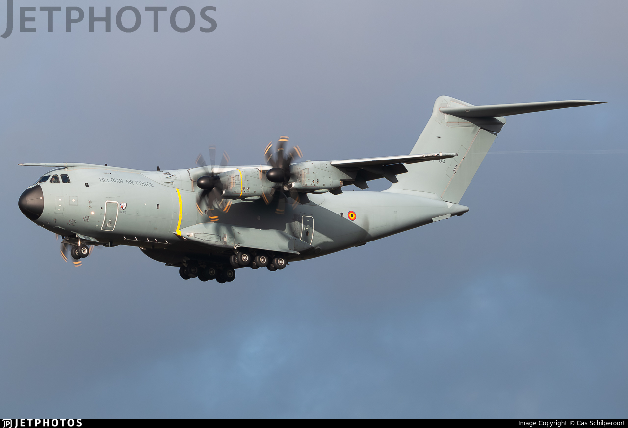 O aeronavă militară, ce aparține Belgiei, face exerciții pe Aeroportul din Sibiu