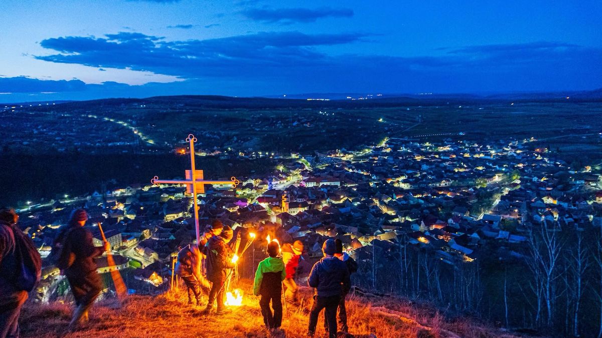 Obiceiul Mătăuzelor revine la Sadu, în weekend. Participanții vor primi gogoși făcute de femeile de la șezătoare satului