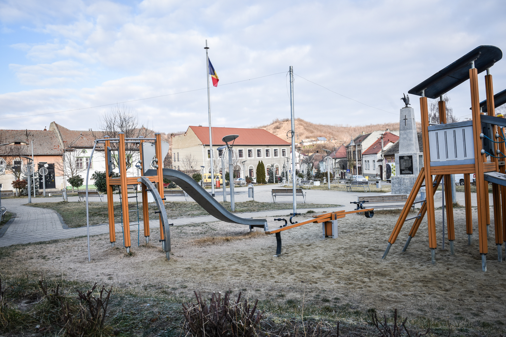 Schimbarea la față în orașul Ocna Sibiului: Piața centrală va deveni „uniformă”, iar o parcare va fi transformată în locuri de joacă pentru copii