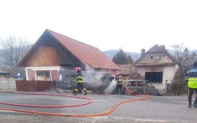 FOTO O femeie aflată pe trotuar a murit carbonizată, în accidentul de azi dimineață, de la Copșa Mică dintre cele două microbuze