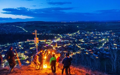 Obiceiul Mătăuzelor revine la Sadu, în weekend. Participanții vor primi gogoși făcute de femeile de la șezătoare satului