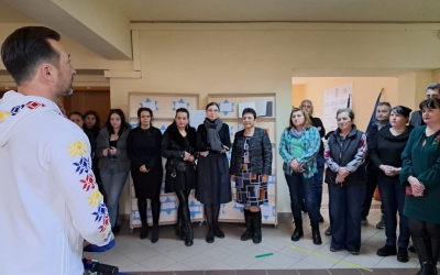 Elevatoare și rampe mobile donate centrului care coordonează consilierii școlari din Sibiu. Director: avem birourile la etajul II și niciun mijloc de acces pentru copii până acum