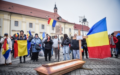 Organizatorul protestului cu cosciug din Piața Mare anunță o nouă manifestare. Cheamă dascălii în stradă, împotriva ministrului Educației