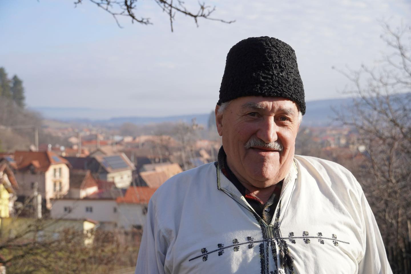 La aproape 79 de ani, Ioan Bratu este ultimul șindrilar din Rășinari: De la tatăl meu am învățat să „citesc” lemnul