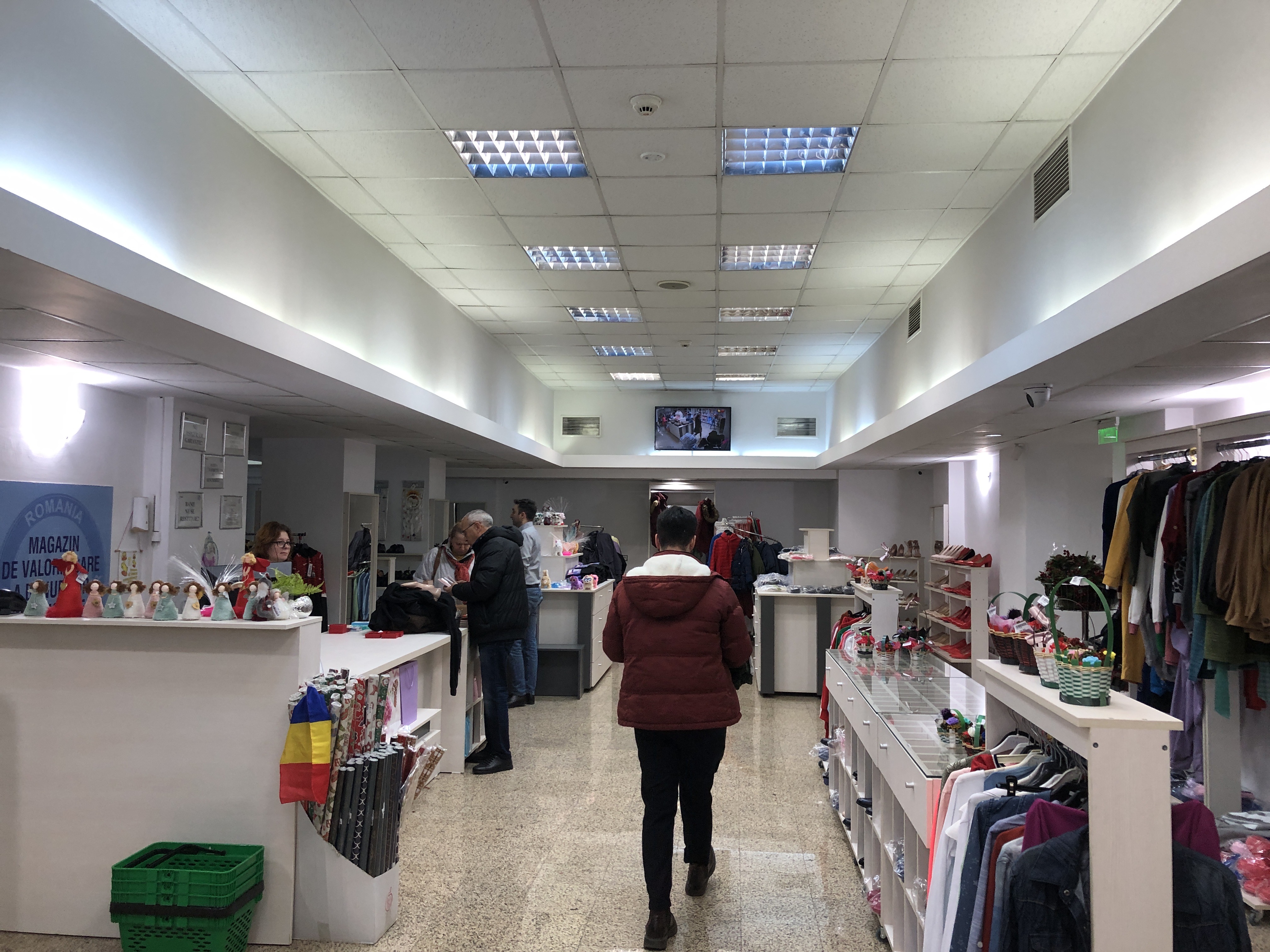 „Mergem să le ducem la mașină și mai venim o dată”. Pantofi cu 7,5 lei, bluză cu 5 lei și geacă cu 22 de lei la magazinul ANAF din Sibiu 