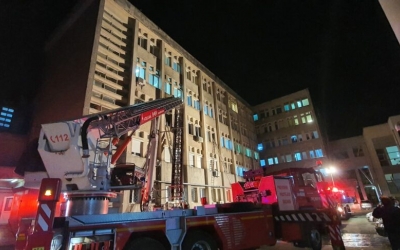 Două asistente, trimise în judecată în cazul incendiului de la Spitalul din Piatra-Neamț, în care au murit 9 oameni. Focul a pornit de la o candelă aprinsă pe noptiera unui pacient de la ATI