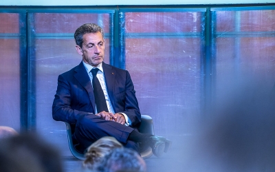 Fostul președinte al Franței Nicolas Sarkozy poartă o brățară electronică, în urma condamnării într-un dosar de corupție