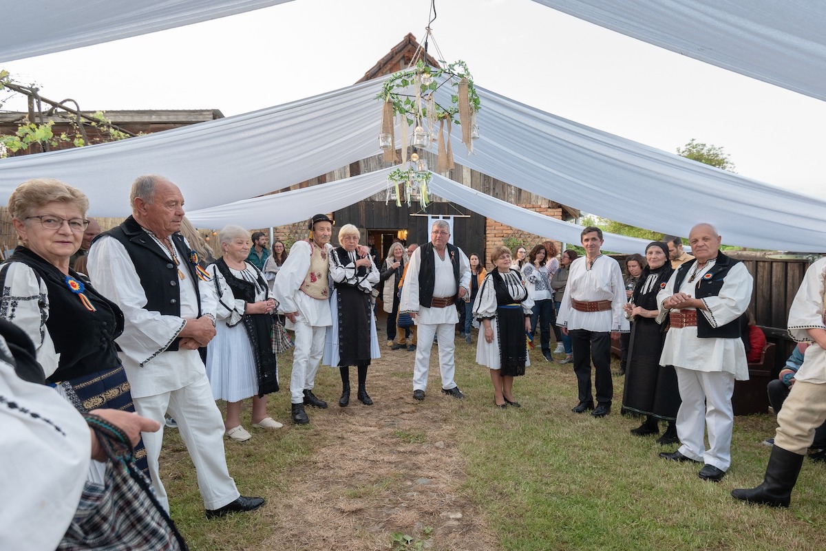 Proiectele maratonului: Asociația Vatra Satului Săcădate vrea să strângă 9.500 de lei pentru a organiza o zi cu activități dedicate bunicilor din comunitate