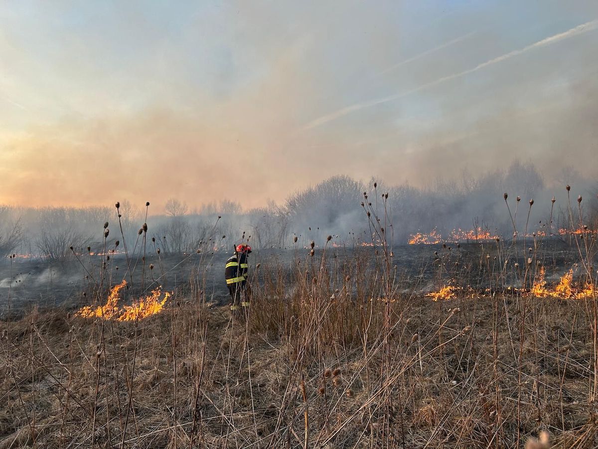 50 de incendii de vegetație uscată, stinse de pompierii sibieni în weekend. Amenzi de 2.500 de lei și trei avertismente pentru utilizarea focului deschis