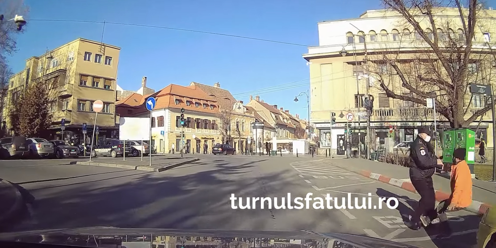 Bărbatul care a lovit un cerșetor rămâne angajatul Poliției Locale Sibiu, dar va fi cercetat disciplinar