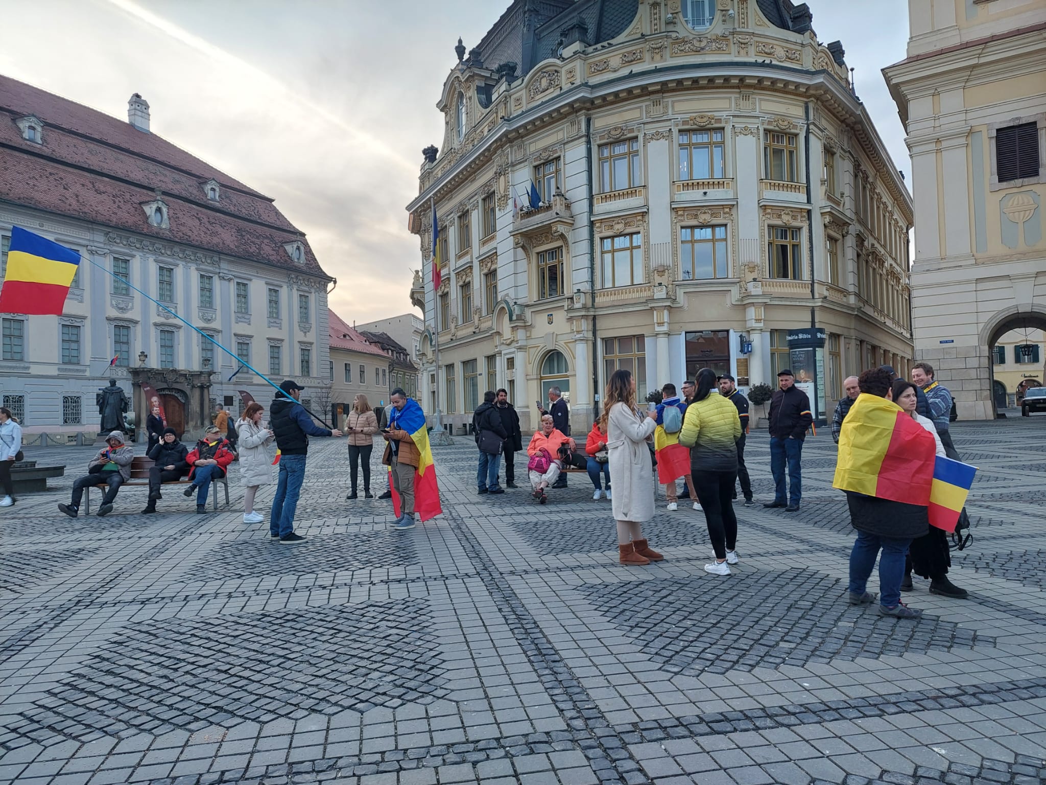 Aproximativ 20 de simpatizanți AUR protestează și astăzi în Piața Mare
