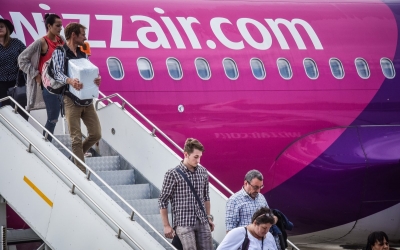 Schimbare la Wizz Air: De la 1 aprilie sunt acceptate doar plățile cu cardul la bord