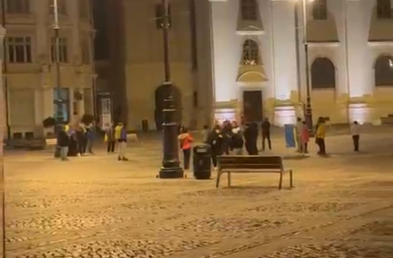 ”Rușine!” și ”Hoții!” – Aproximativ 30 de sibieni au ieșit în Piața Mare să protesteze