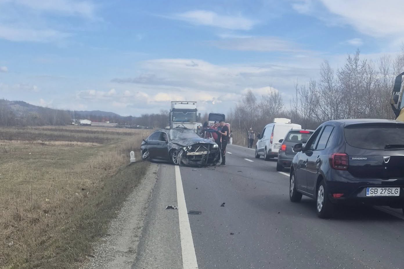 Trafic blocat pe DN 1, lângă Porumbacu de Jos. Un tânăr de 20 de ani a fost transportat la spital