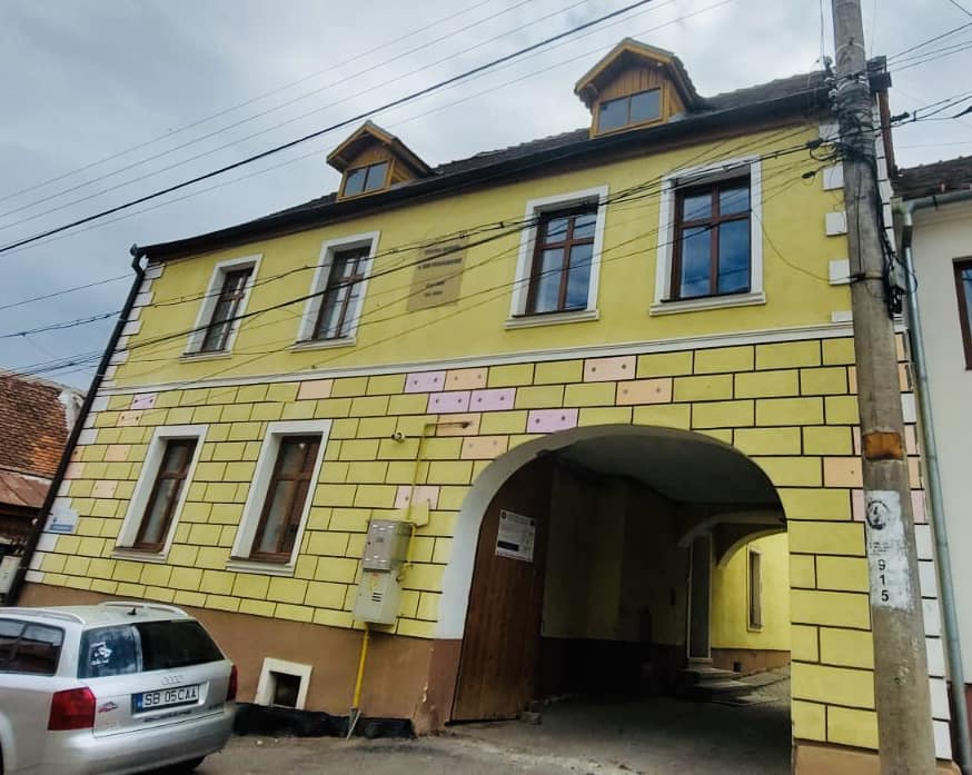 Sediul Primăriei Sadu intră în reabilitare. Activitatea instituției se va muta la vechiul dispensar