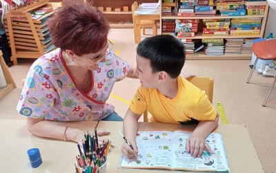 Școala din spital. Povestea Julietei Toma, profesoara din Sibiu care predă copiilor bolnavi