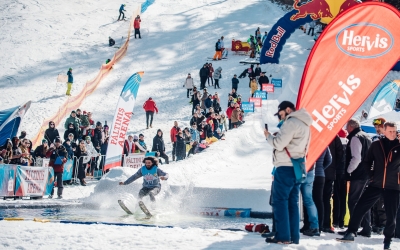 Ultimul week-end de schi din acest sezon, la Păltiniș Arena: Stratul mediu de zăpadă este de 70 de centimetri