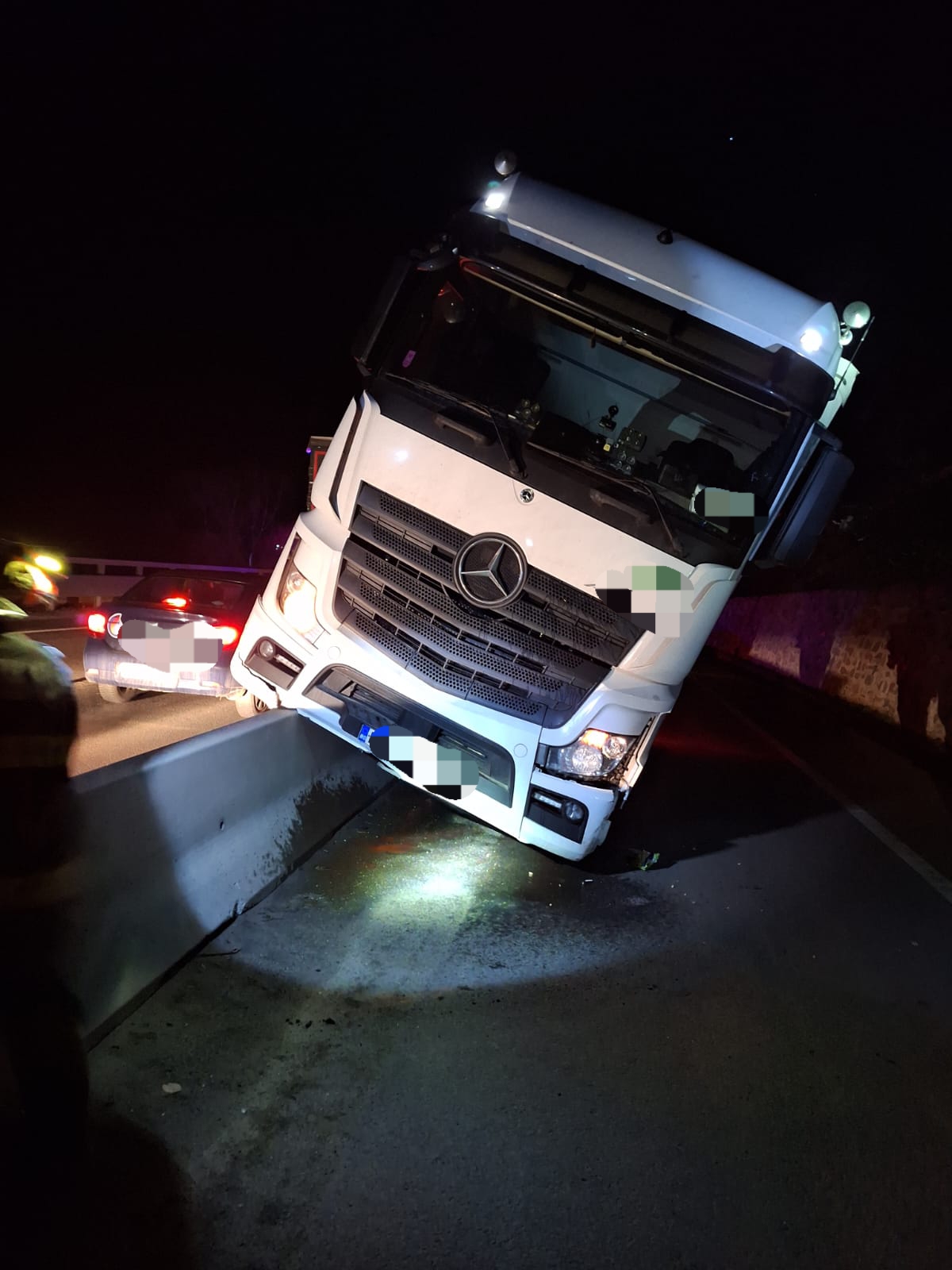 ACTUALIZARE Accident la intrare pe Valea Oltului. Trafic blocat total