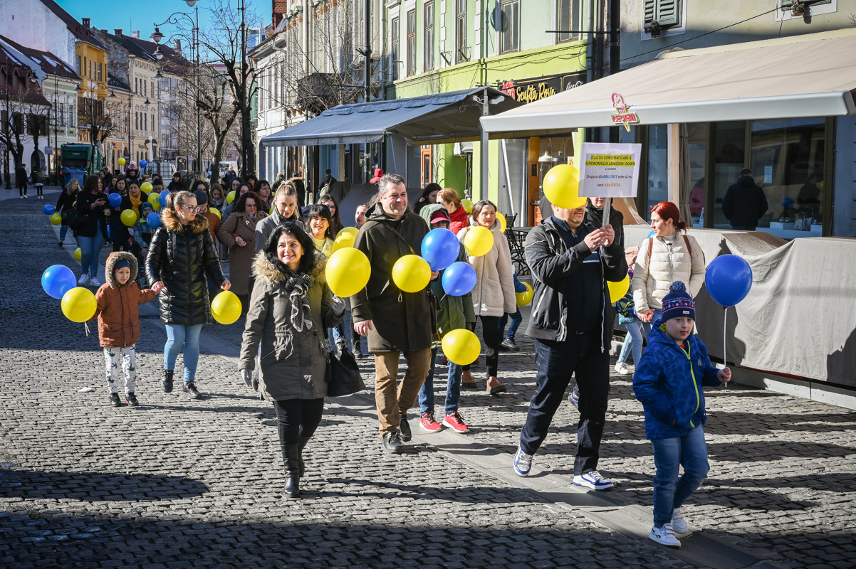 Marș în centrul Sibiului, de Ziua Mondială a Sindromului Down. Părinte: „Integrarea lor încă este în lucru, dar se fac pași”