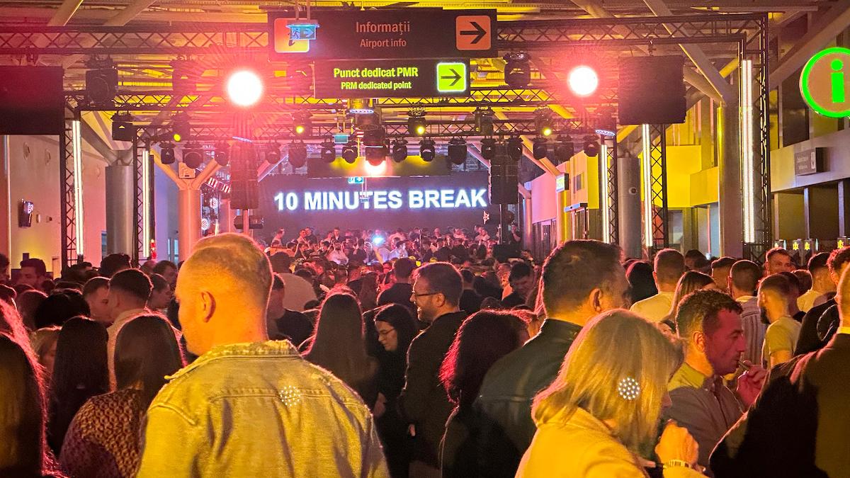 Forțele de ordine au verificat prima petrecere de la Aeroportul Internațional Sibiu. Evenimentul a luat o pauză de 10 minute