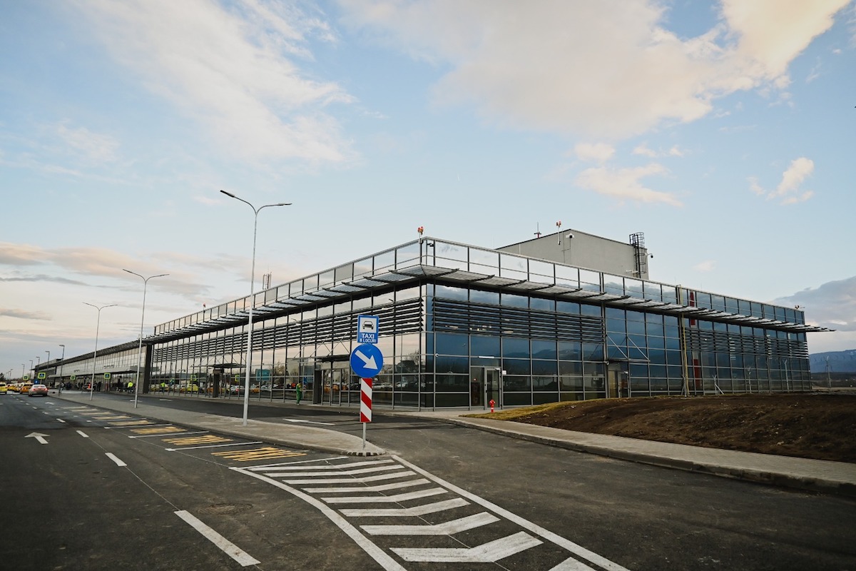 Parc fotovoltaic la Aeroportul Sibiu: 200.000 de lei pentru studiul de fezabilitate. Proiectul va include 50 de stații pentru mașini electrice și două pentru autobuze
