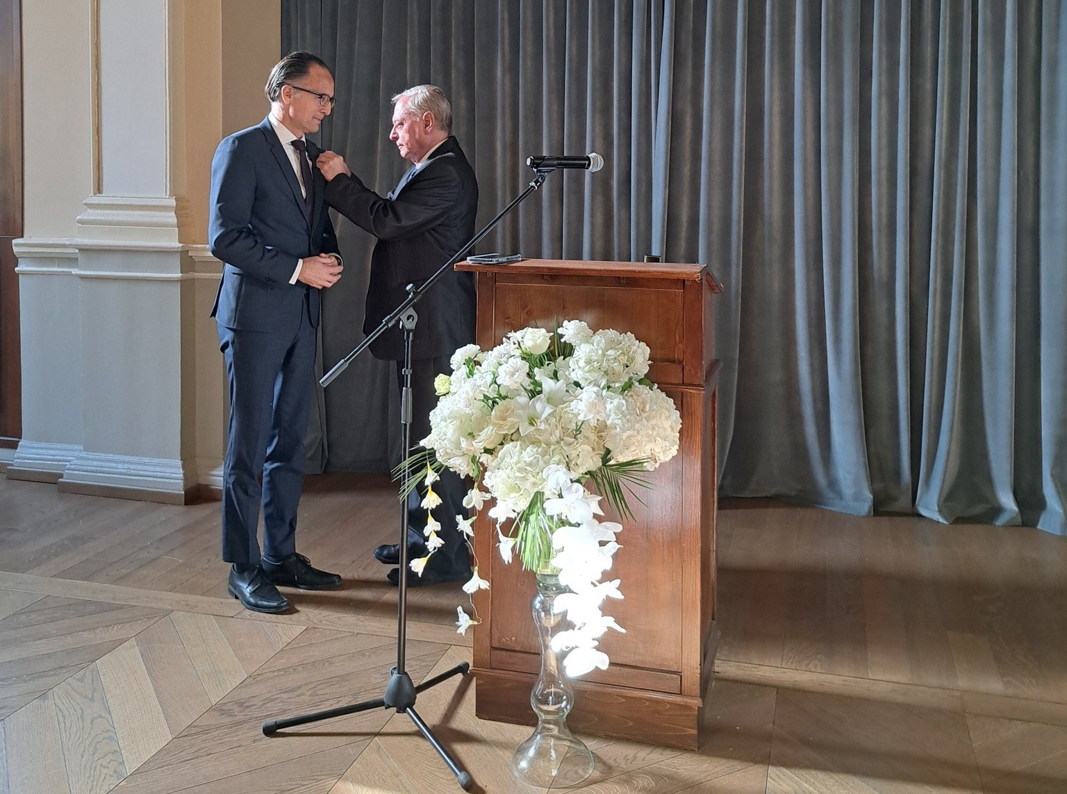 FDGR i-a acordat medalia de onoare de aur ambasadorului Germaniei, aflat la final de mandat. Peer Gebauer: Minoritatea germană contribuie ca această țară să se îndrepte, sperăm, în direcția corectă