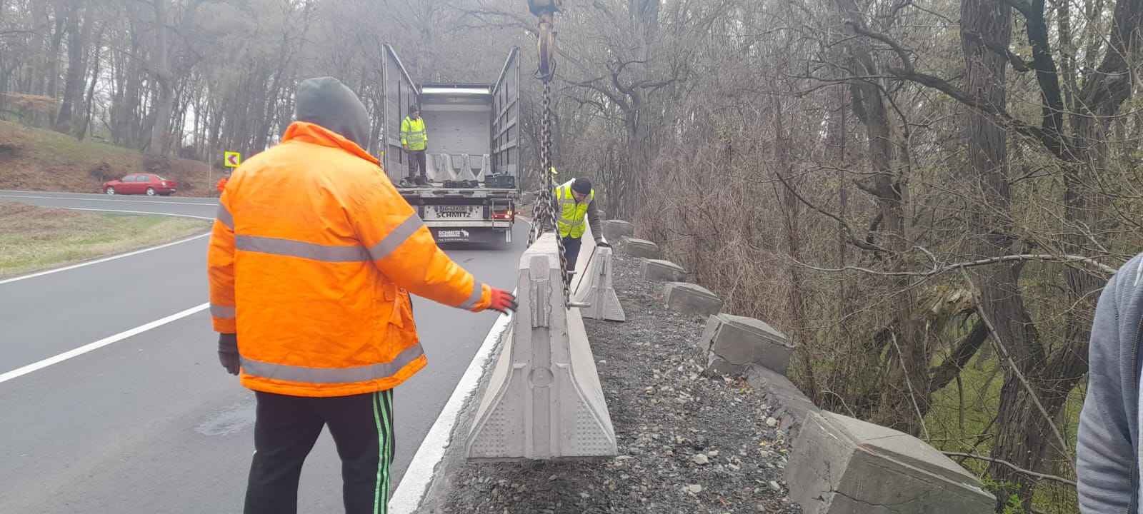 DN 14: În zonele cu diferențe mari de nivel, drumarii au montat parapete din beton
