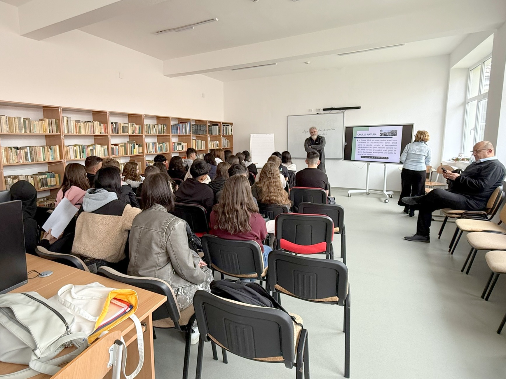 Primăria Copșa Mică a dat startul campaniei de sensibilizare și colectare selectivă a deșeurilor „Eu selectez!”.  S-au înscris aproximativ 40 de voluntari, elevi ai Liceului Tehnologic „Nicolae Teclu”