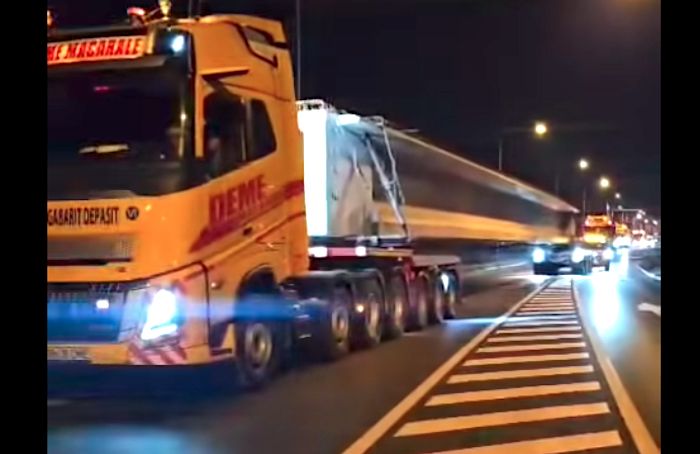 Autostrada Sibiu – Pitești: primele grinzi ale primului viaduct de la intrarea pe Valea Oltului, aduse  pe șantier joi seara. Urmează alte câteva mii