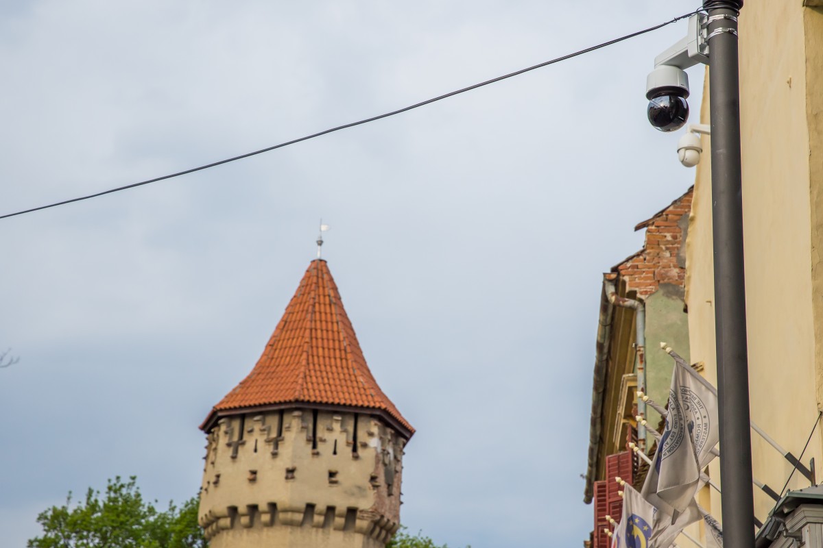 Una la 22 de locuitori: 340 de camere de supraveghere video vor fi montate în Agnita. Primarul: „40 vor fi inteligente, cum arunci un muc de țigară – te fotografiază”
