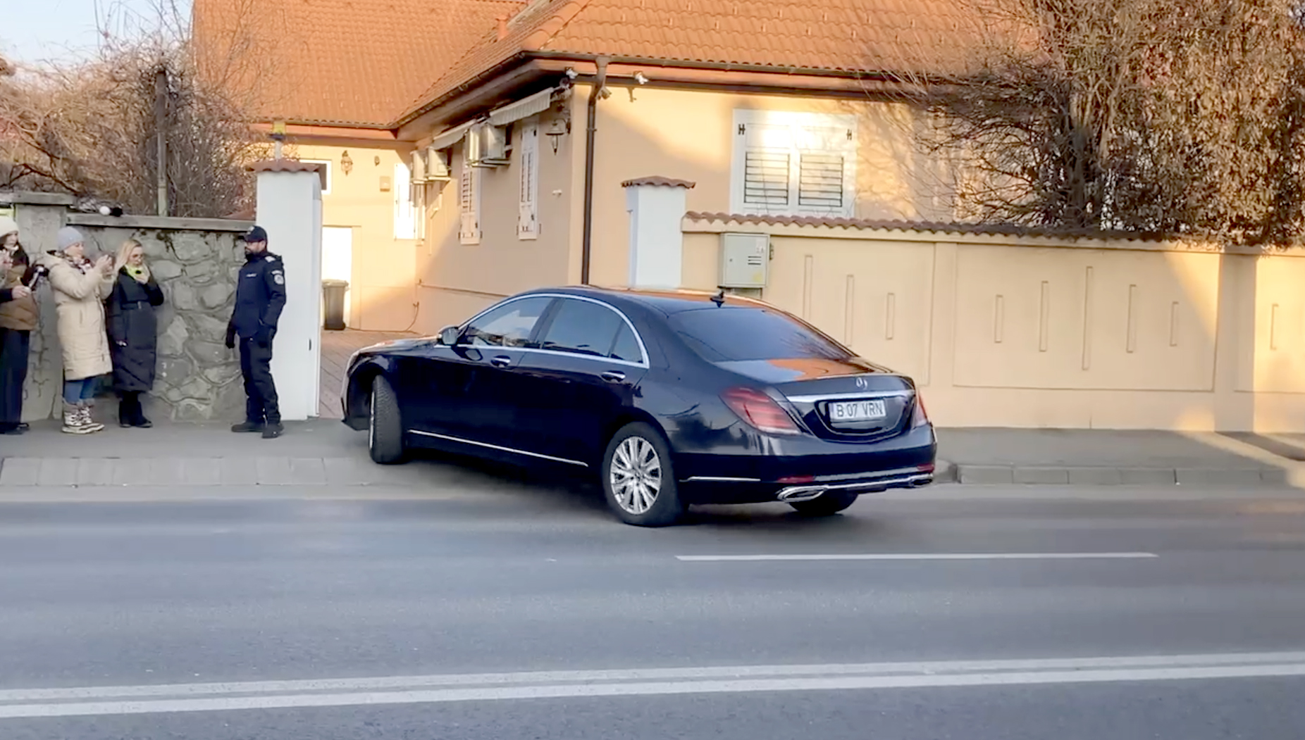 Jandarmii continuă să păzească perimetrul din jurul casei lui Iohannis. ”Jandarmeria sprijină în mod proactiv SPP pentru eliminarea riscurilor și amenințărilor”