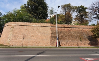 Primăria caută o firmă care să reabiliteze zidurile Cazarmei 90 și Bastionul Haller. Trei licitații de anul trecut au fost fără succes