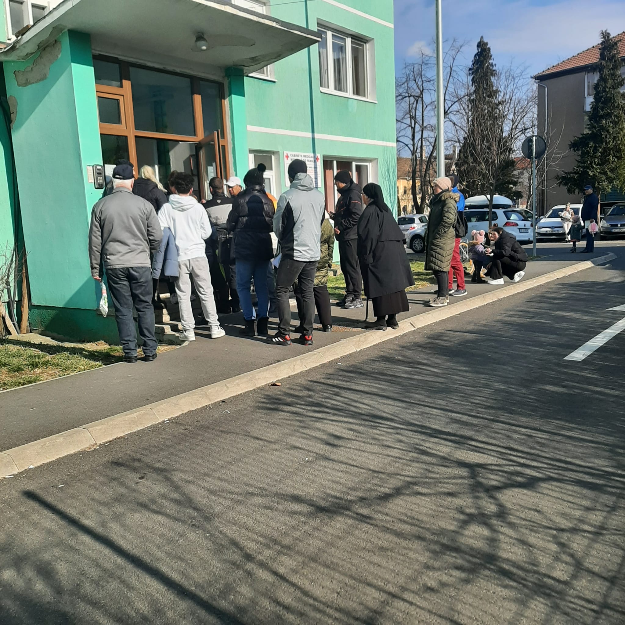 30 de pacienți înghesuiți în scara unui bloc cu cabinete medicale. Situația locatarilor din Terezian nu a fost rezolvată nici la un an după ce primăria a aprobat intrare separată