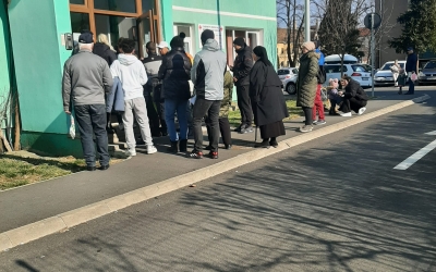30 de pacienți înghesuiți în scara unui bloc cu cabinete medicale. Situația locatarilor din Terezian nu a fost rezolvată nici la un an după ce primăria a aprobat intrare separată