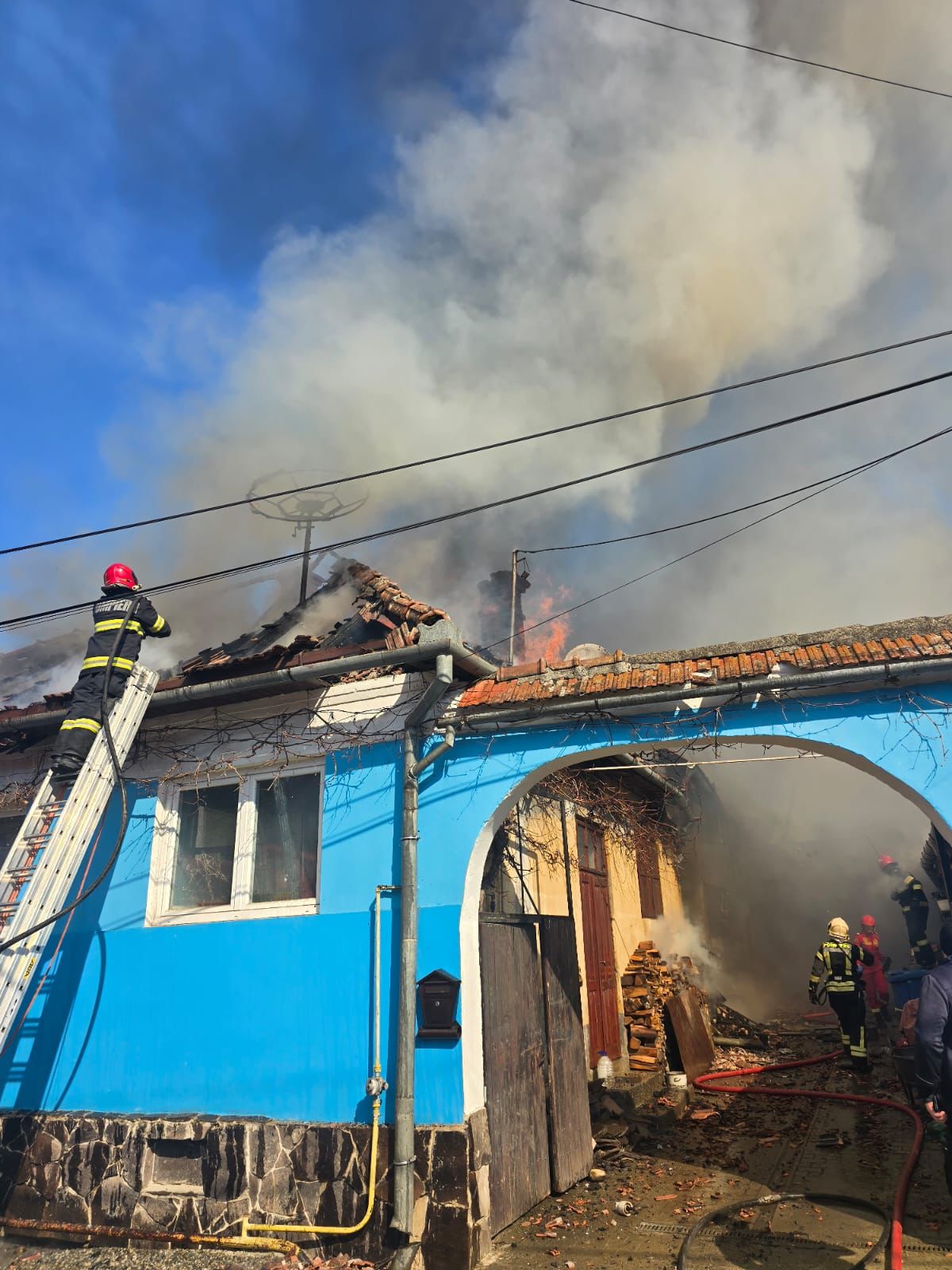 Incendiu la o locuință din Racovița. Pompierii spun că flăcările afectează 300 de metri pătrați