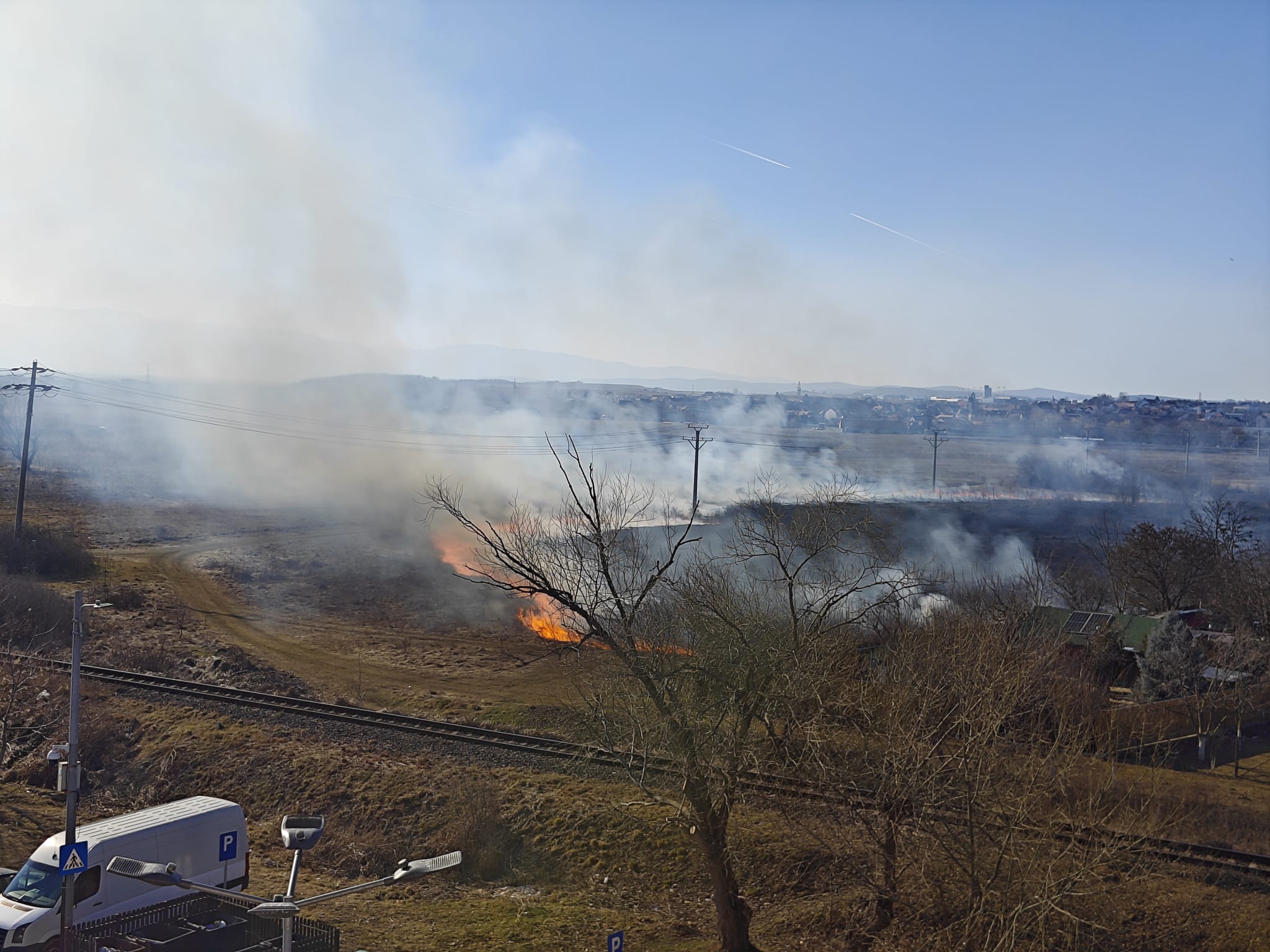 Incendiu de vegetație la marginea Sibiului, miercuri. O mașină a pompierilor a rămas blocată în noroi, dar flăcările au fost stinse