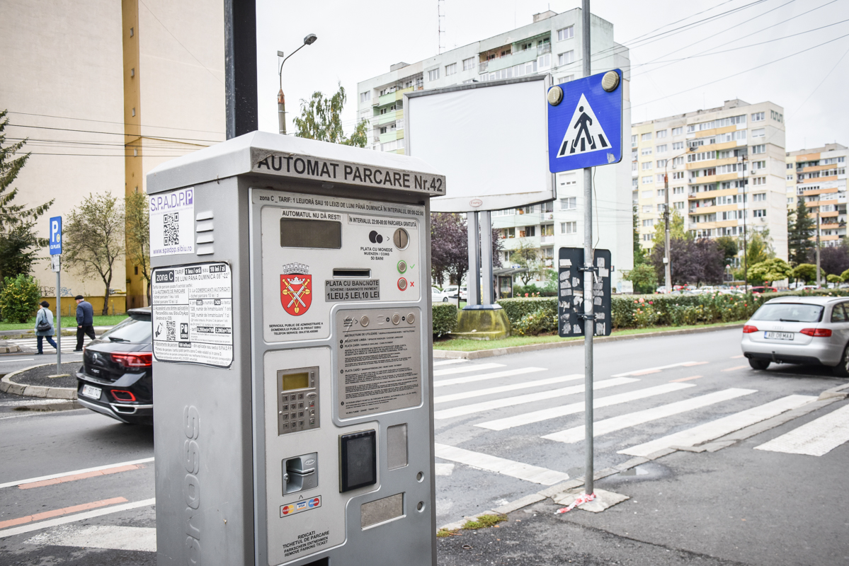43 de noi automate pentru plata parcărilor, cumpărate de Primărie. Alte 77 de străzi din Sibiu vor avea parcare cu plată în acest an
