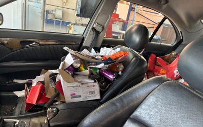 Un sibian s-a dus la RAR cu mașina plină de gunoaie. Inspectorii au vrut să îi „îndrume întâi spre o spălătorie”, dar au făcut o excepție pentru că șoferul era însoțit de un copil