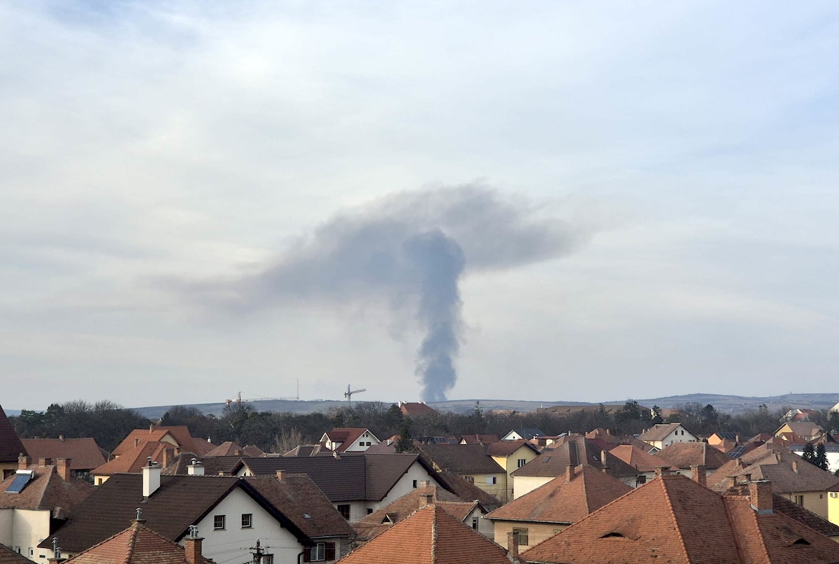Incendiile de vegetație se văd și din Sibiu: au cuprins rezervația naturală de la Mândra, unde sunt 89 de specii clocitoare. În județul Vâlcea, incendiile au ucis o persoană