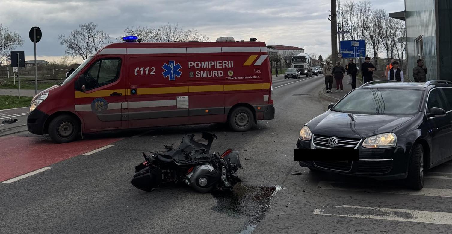Accident pe strada Maramureșului din Sibiu. Un motociclist de 21 de ani a fost transportat la spital după ce o șoferiță nu i-a acordat prioritate