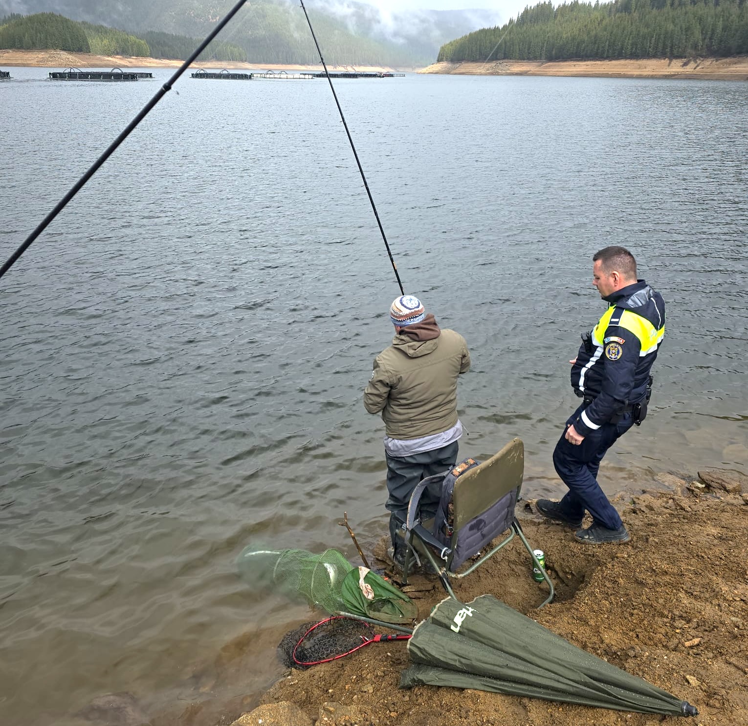 Pescari amendați cu 8.000 de lei, după ce au fost prinși pescuind în prohibiție