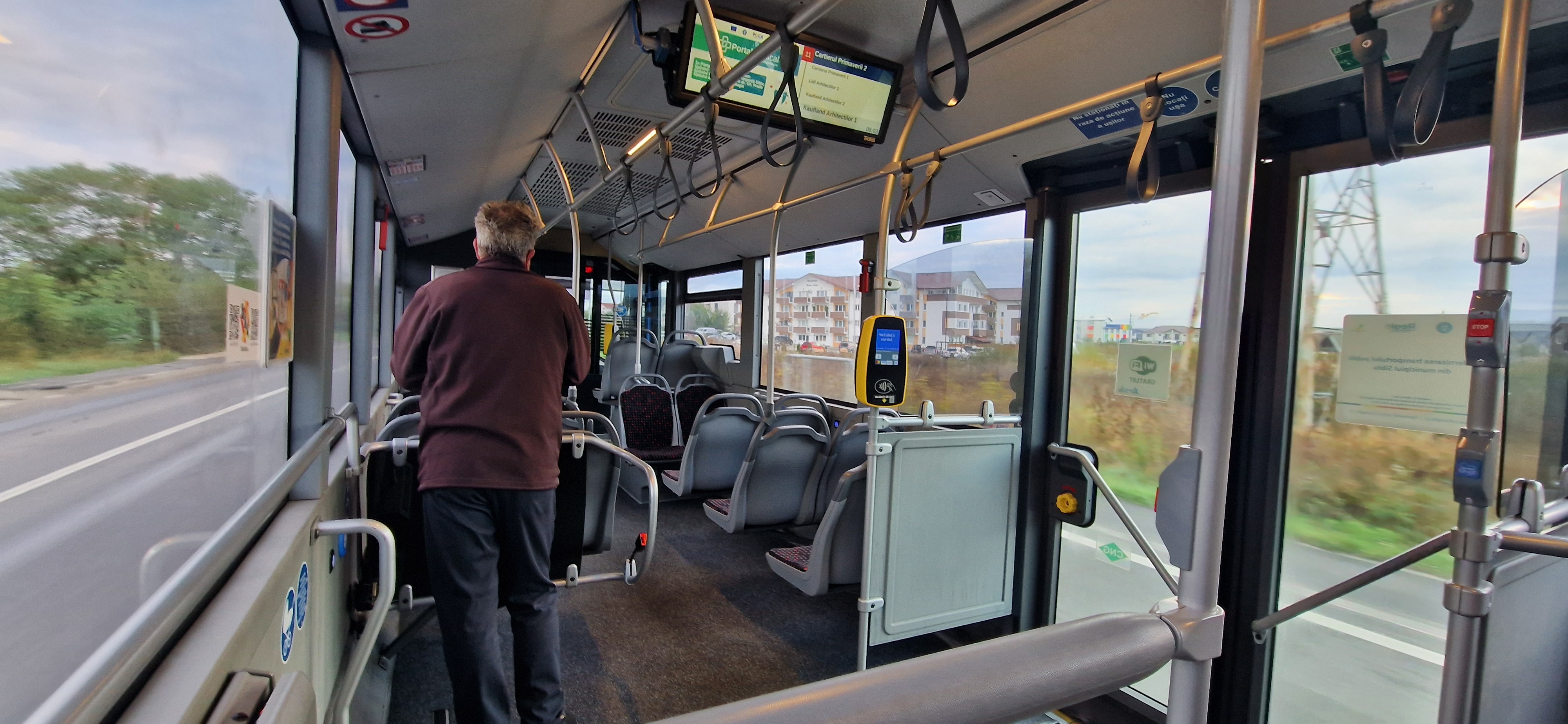 Poliția l-a găsit pe bătăușul din autobuz: un tânăr de 23 de ani. Acesta a fost reținut pentru 24 de ore