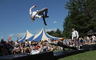Programul spectacolelor outdoor la FITS 2025: show de rugby acrobatic, desene de foc și jonglerii pirotehnice în Piața Mare, Picioroange XXL pe Bălcescu