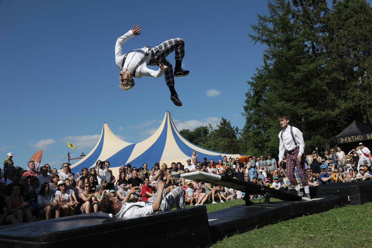 Programul spectacolelor outdoor la FITS 2025: show de rugby acrobatic, desene de foc și jonglerii pirotehnice în Piața Mare, Picioroange XXL pe Bălcescu